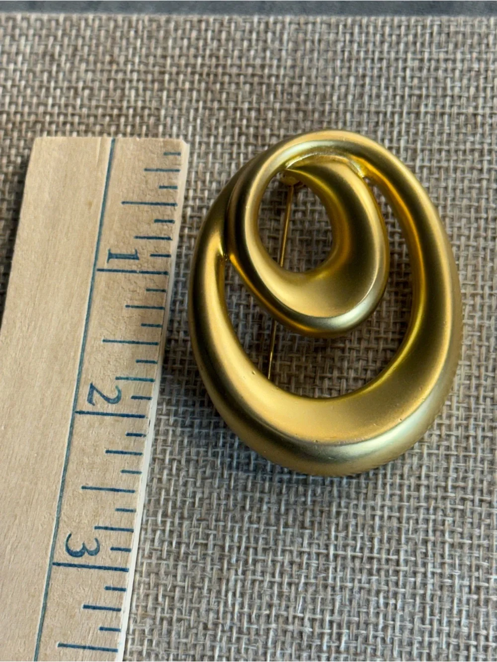 Vintage Modernist Minimalist Matte Gold Tone Swirl Oval Brooch‎ 2.25